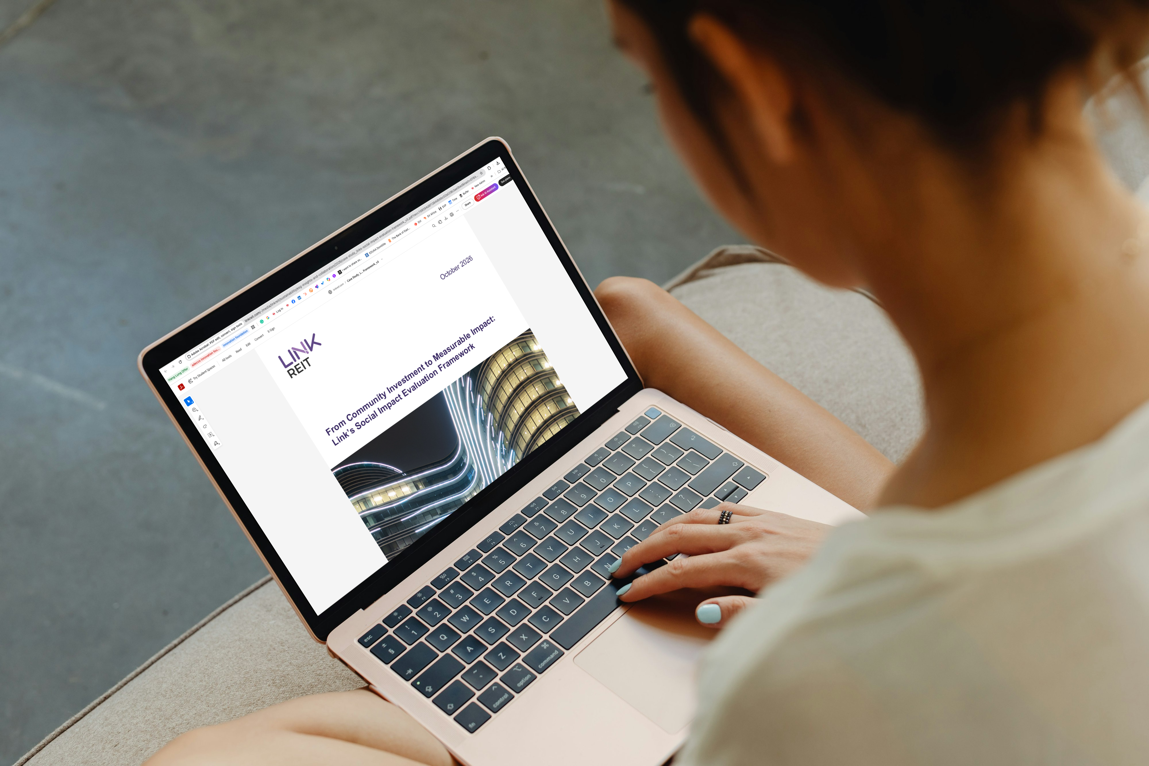 Link Case Study is online A woman read the Link case study on her laptop